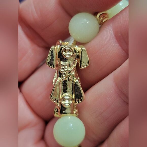 Pixiu Feng Shui White Agate and Luminous Beaded Bracelet - Picture 11 of 12